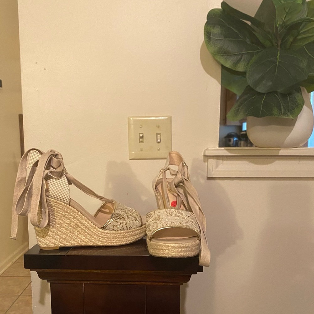 Guess Wedge sandals Sz 8.5 Beige